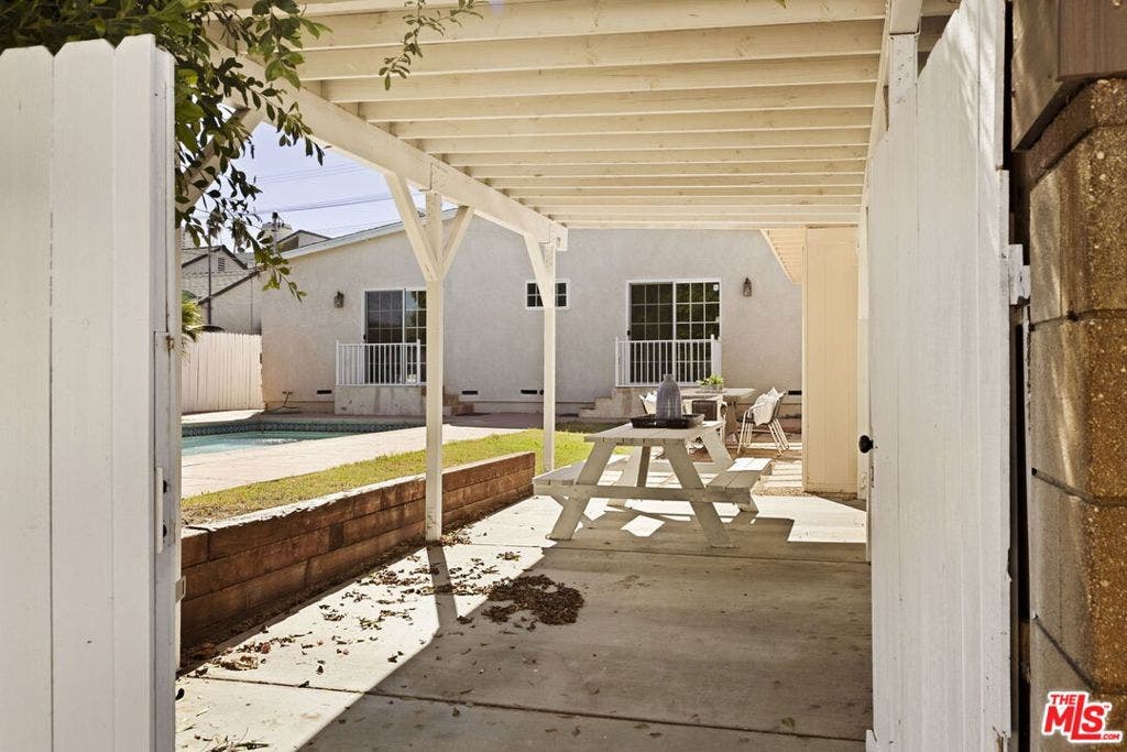 17827 Burbank Boulevard, Encino, CA 91316 17827 Burbank Boulevard, Encino, CA 91316