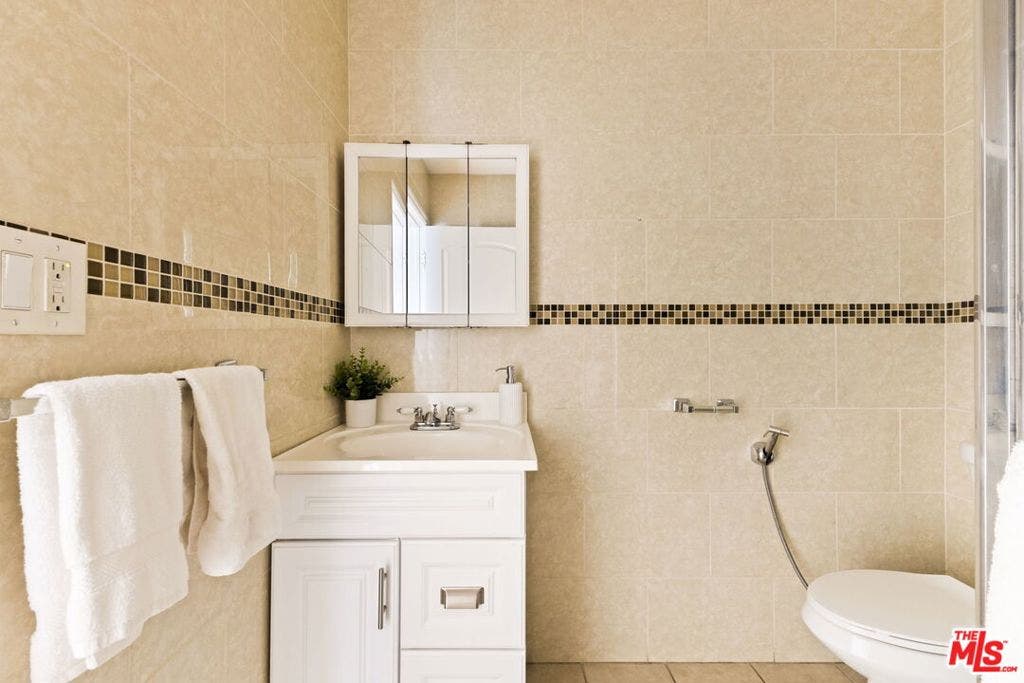 17827 Burbank Boulevard, Encino, CA 91316 17827 Burbank Boulevard, Encino, CA 91316