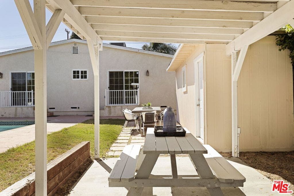 17827 Burbank Boulevard, Encino, CA 91316 17827 Burbank Boulevard, Encino, CA 91316