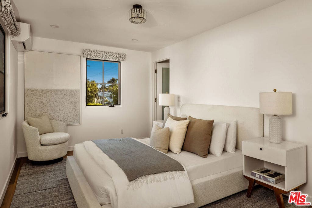 133 N La Jolla Avenue, Los Angeles, CA 90048 133 N La Jolla Avenue, Los Angeles, CA 90048