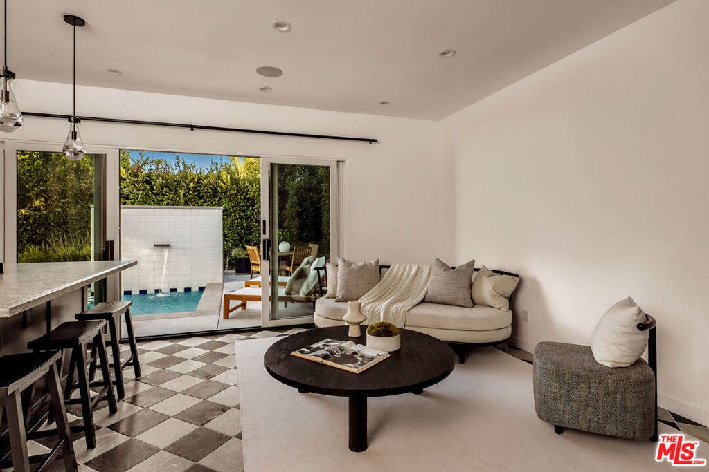 133 N La Jolla Avenue, Los Angeles, CA 90048 133 N La Jolla Avenue, Los Angeles, CA 90048