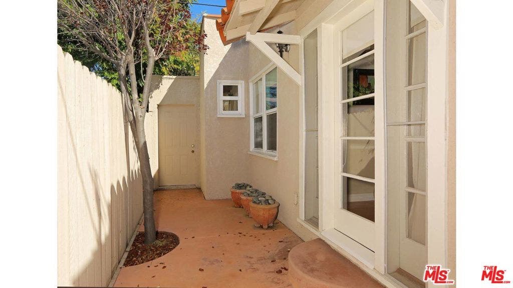 7417 CLINTON Street, Los Angeles, CA 90036 7417 CLINTON Street, Los Angeles, CA 90036