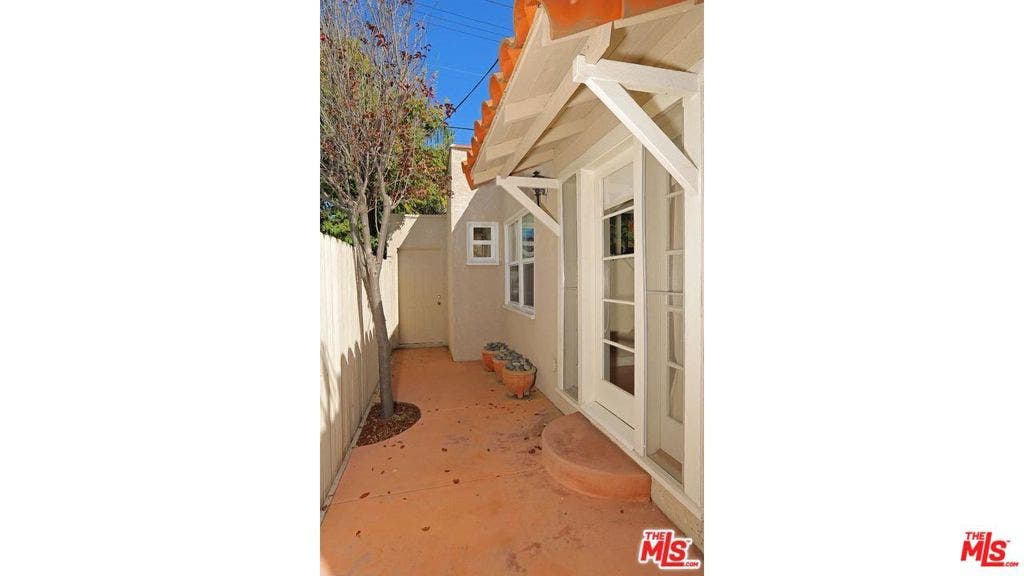 7417 CLINTON Street, Los Angeles, CA 90036 7417 CLINTON Street, Los Angeles, CA 90036