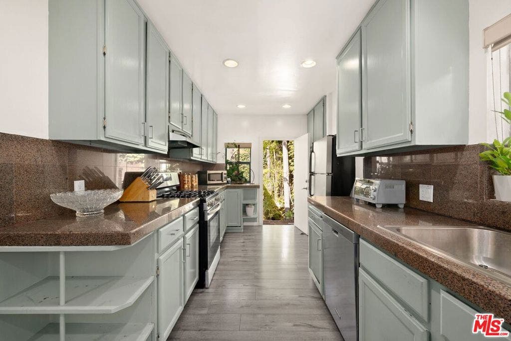 8941 Rosewood Avenue, Los Angeles, CA 90048