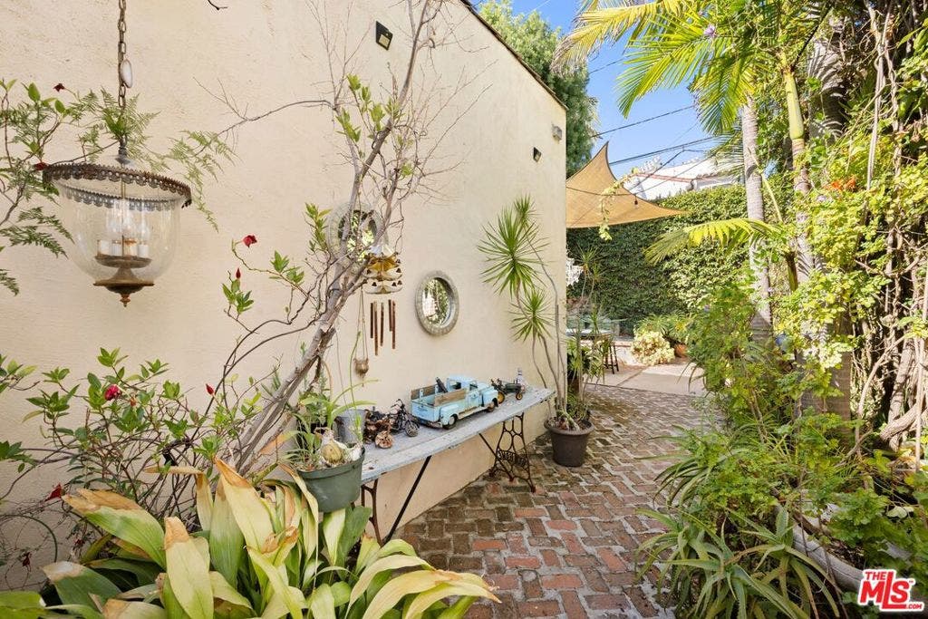 8941 Rosewood Avenue, Los Angeles, CA 90048
