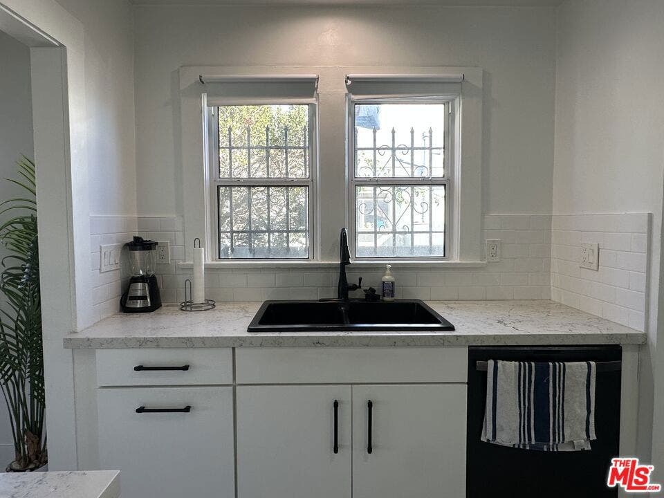 4602 6th Avenue, Los Angeles, CA 90043 4602 6th Avenue, Los Angeles, CA 90043