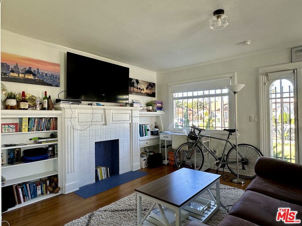 4602 6th Avenue, Los Angeles, CA 90043 4602 6th Avenue, Los Angeles, CA 90043