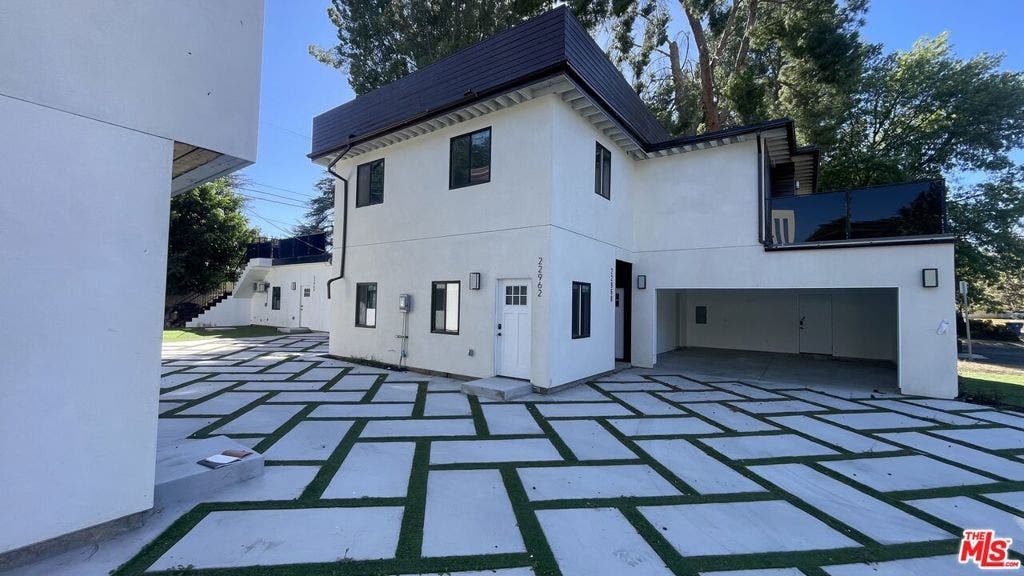 22960 Ostronic Drive, Los Angeles, CA 91367 22960 Ostronic Drive, Los Angeles, CA 91367