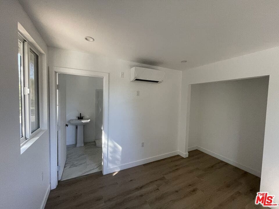 22960 Ostronic Drive, Los Angeles, CA 91367 22960 Ostronic Drive, Los Angeles, CA 91367