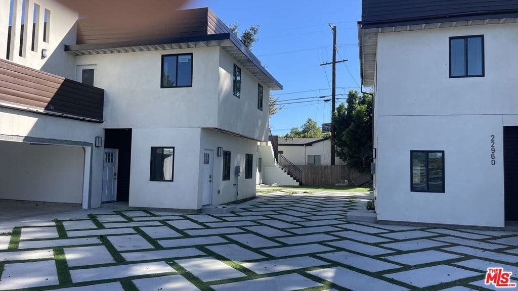 22960 Ostronic Drive, Los Angeles, CA 91367 22960 Ostronic Drive, Los Angeles, CA 91367