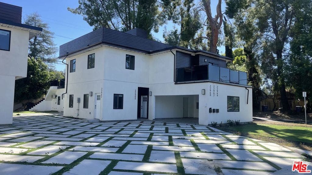 22960 Ostronic Drive, Los Angeles, CA 91367 22960 Ostronic Drive, Los Angeles, CA 91367
