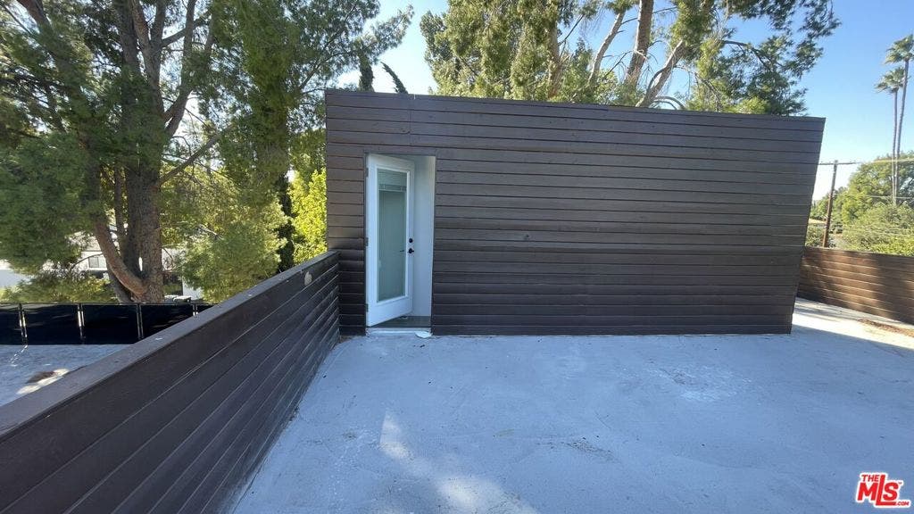 22960 Ostronic Drive, Los Angeles, CA 91367 22960 Ostronic Drive, Los Angeles, CA 91367