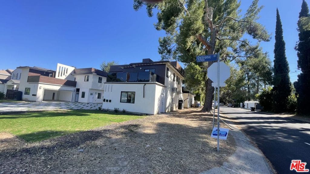 22960 Ostronic Drive, Los Angeles, CA 91367 22960 Ostronic Drive, Los Angeles, CA 91367