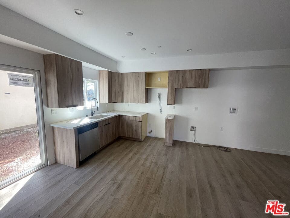 22960 Ostronic Drive, Los Angeles, CA 91367 22960 Ostronic Drive, Los Angeles, CA 91367