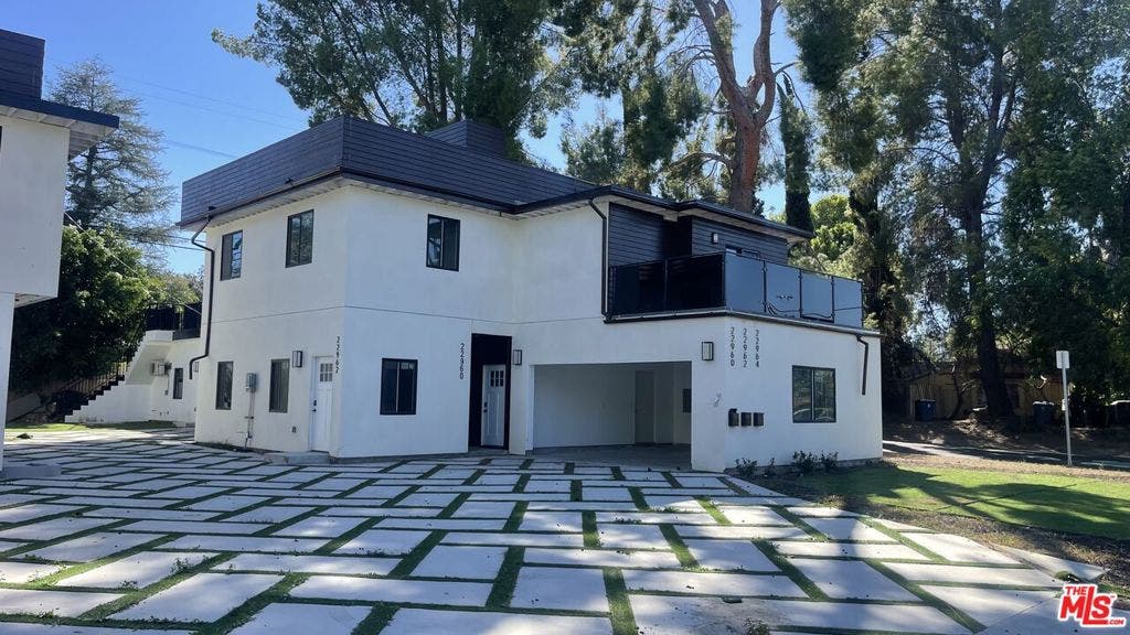 22960 Ostronic Drive, Los Angeles, CA 91367 22960 Ostronic Drive, Los Angeles, CA 91367