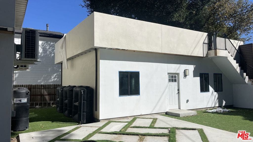 22960 Ostronic Drive, Los Angeles, CA 91367 22960 Ostronic Drive, Los Angeles, CA 91367
