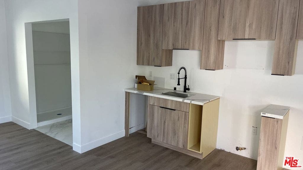 22960 Ostronic Drive, Los Angeles, CA 91367 22960 Ostronic Drive, Los Angeles, CA 91367