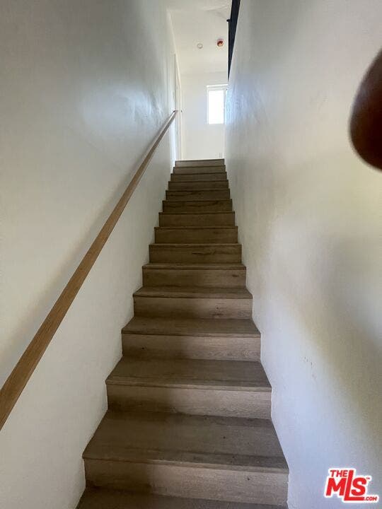 22960 Ostronic Drive, Los Angeles, CA 91367 22960 Ostronic Drive, Los Angeles, CA 91367