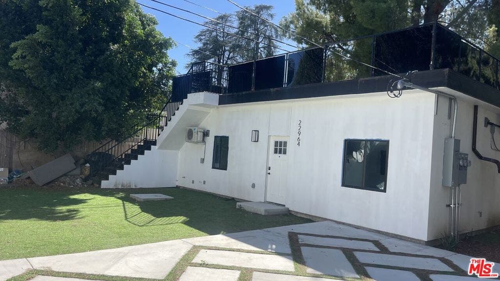 22960 Ostronic Drive, Los Angeles, CA 91367 22960 Ostronic Drive, Los Angeles, CA 91367