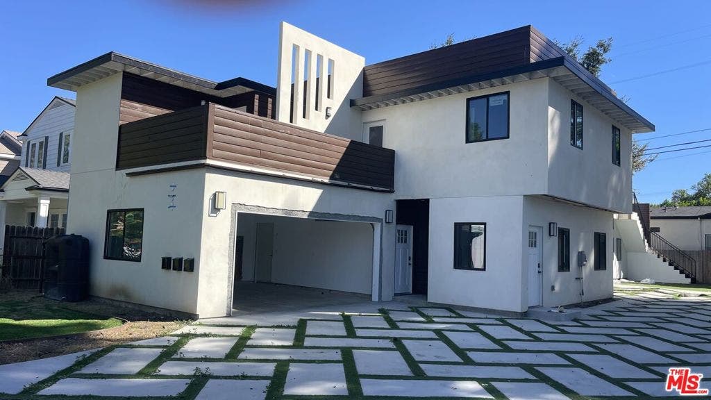 22960 Ostronic Drive, Los Angeles, CA 91367 22960 Ostronic Drive, Los Angeles, CA 91367