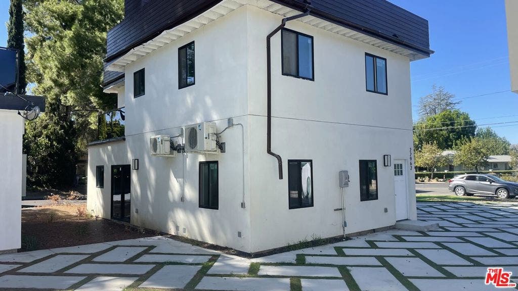 22960 Ostronic Drive, Los Angeles, CA 91367 22960 Ostronic Drive, Los Angeles, CA 91367