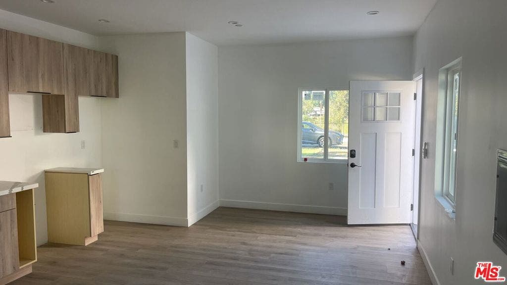 22960 Ostronic Drive, Los Angeles, CA 91367 22960 Ostronic Drive, Los Angeles, CA 91367