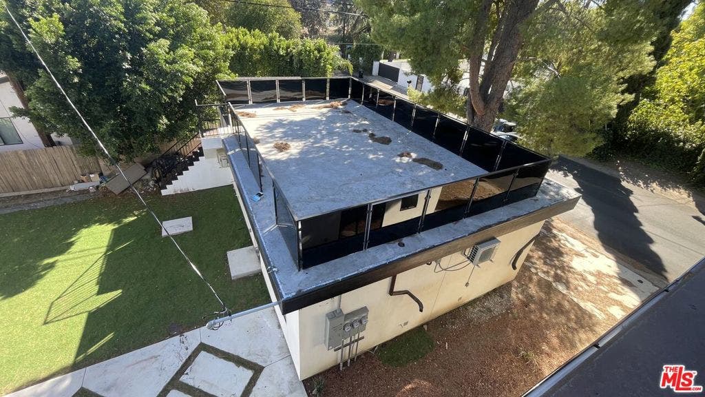 22960 Ostronic Drive, Los Angeles, CA 91367 22960 Ostronic Drive, Los Angeles, CA 91367