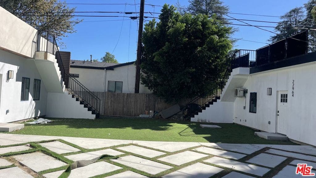 22960 Ostronic Drive, Los Angeles, CA 91367 22960 Ostronic Drive, Los Angeles, CA 91367