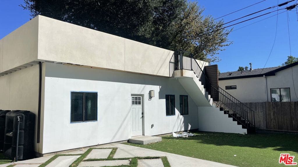 22960 Ostronic Drive, Los Angeles, CA 91367 22960 Ostronic Drive, Los Angeles, CA 91367