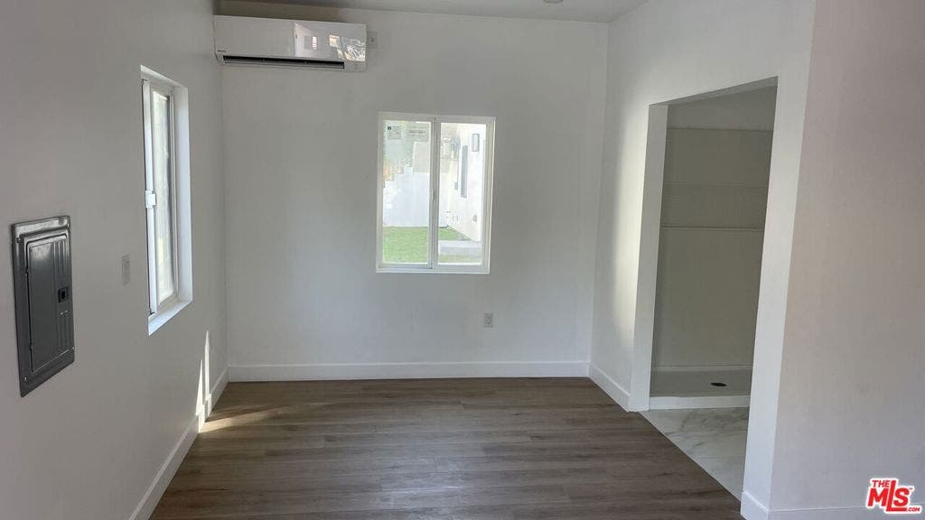 22960 Ostronic Drive, Los Angeles, CA 91367 22960 Ostronic Drive, Los Angeles, CA 91367