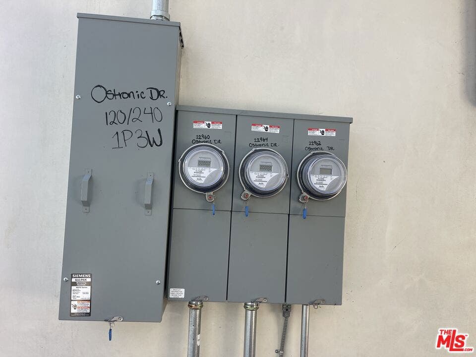 22960 Ostronic Drive, Los Angeles, CA 91367 22960 Ostronic Drive, Los Angeles, CA 91367