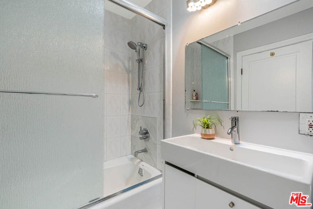 1645 Malcolm Avenue, #302, Los Angeles, CA 90024 1645 Malcolm Avenue, #302, Los Angeles, CA 90024