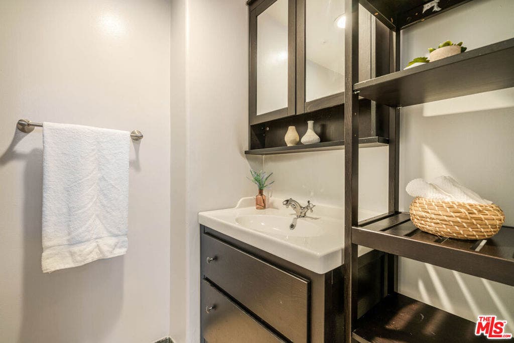 1645 Malcolm Avenue, #302, Los Angeles, CA 90024 1645 Malcolm Avenue, #302, Los Angeles, CA 90024
