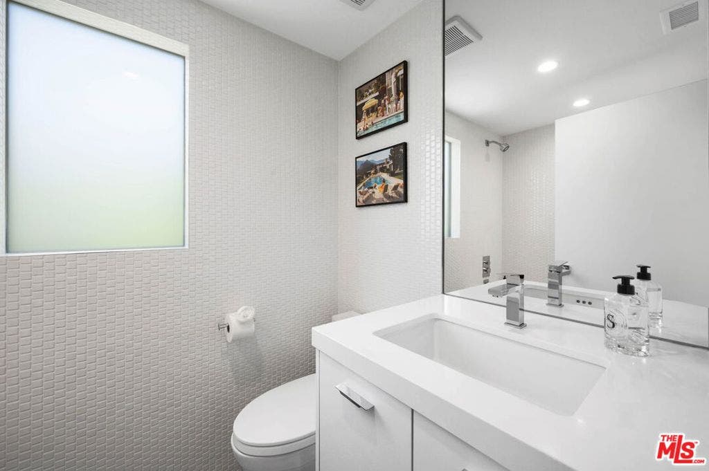 2304 S Toledo Avenue, Palm Springs, CA 92264 4th bathroom
