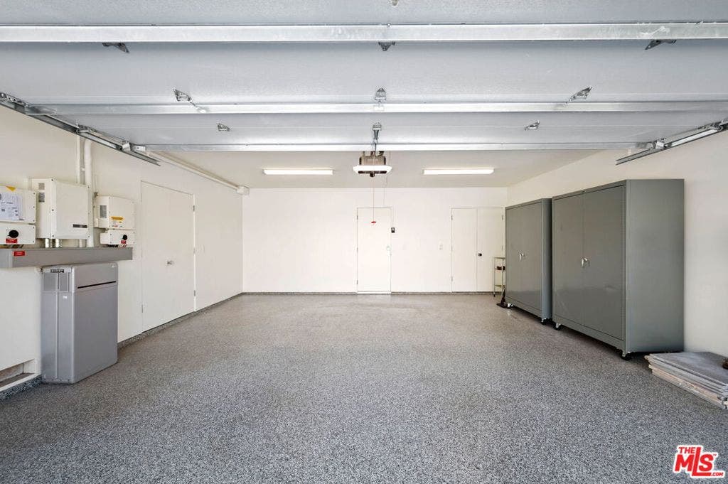 2304 S Toledo Avenue, Palm Springs, CA 92264 Garage w Solar control & batte
