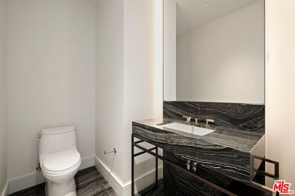 211 W Elm Court, #16B, Los Angeles, CA 90067 211 W Elm Court, #16B, Los Angeles, CA 90067