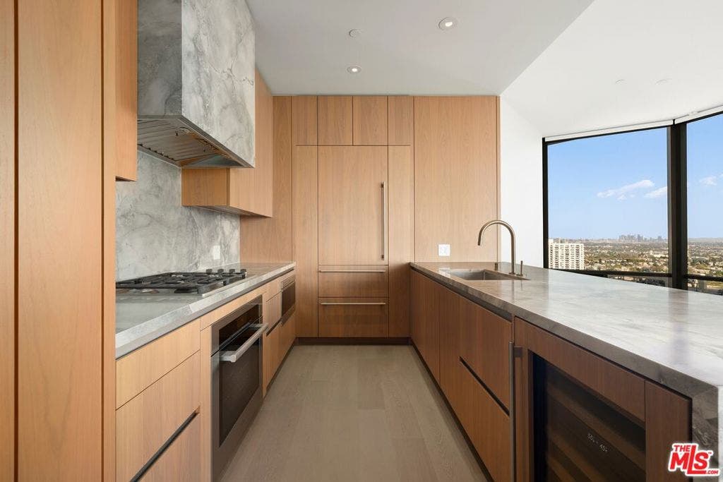 211 W Elm Court, #16B, Los Angeles, CA 90067 211 W Elm Court, #16B, Los Angeles, CA 90067
