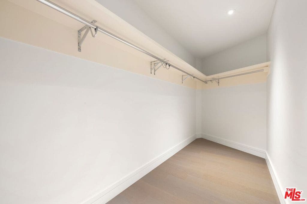 211 W Elm Court, #16B, Los Angeles, CA 90067 211 W Elm Court, #16B, Los Angeles, CA 90067