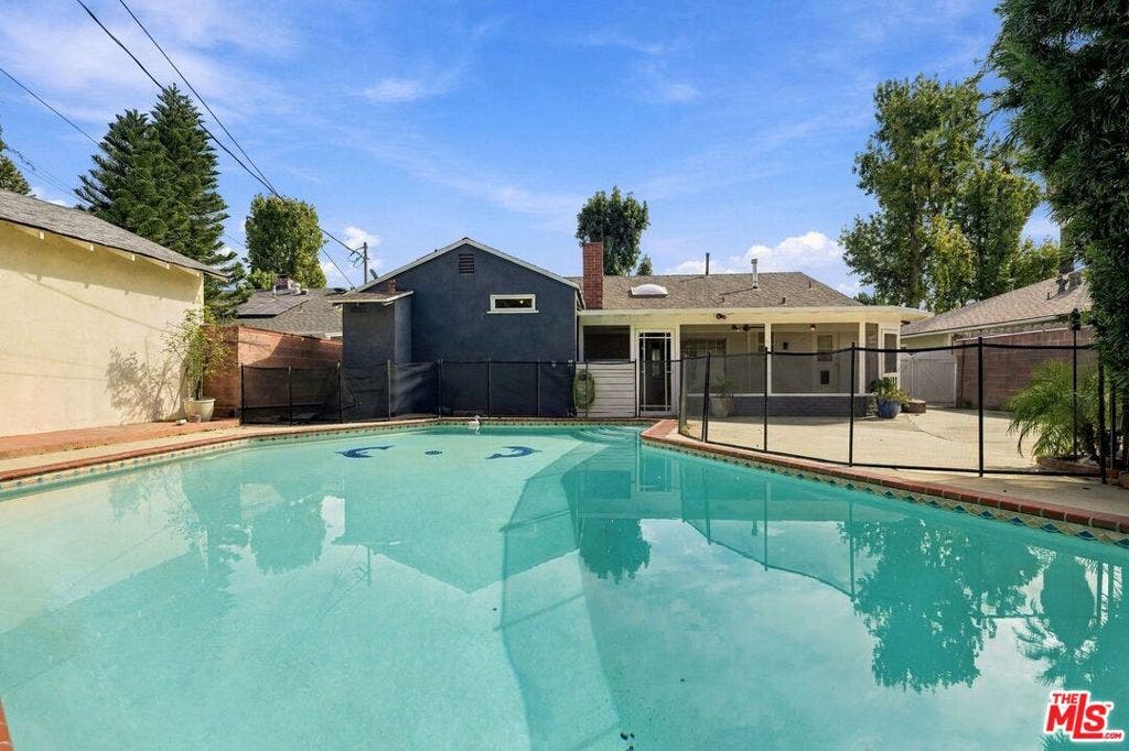 6107 Longridge Avenue, Van Nuys, CA 91401