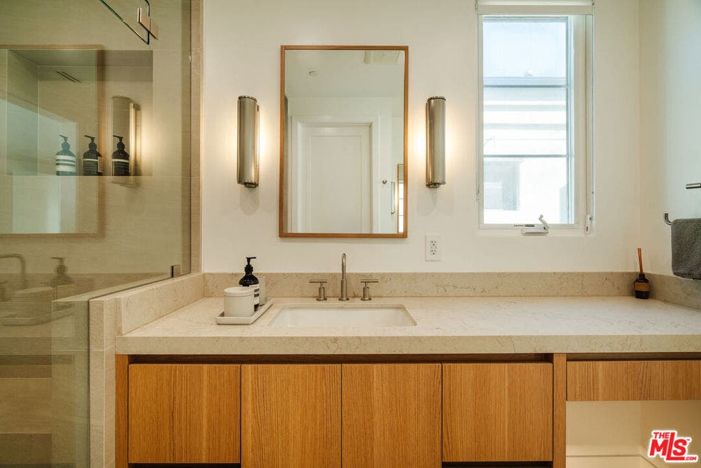 5837 N Lantern Court, Playa Vista, CA 90094 5837 N Lantern Court, Playa Vista, CA 90094