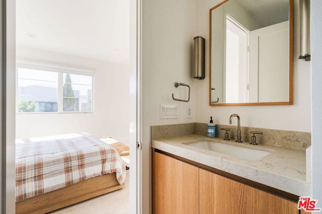 5837 N Lantern Court, Playa Vista, CA 90094 5837 N Lantern Court, Playa Vista, CA 90094