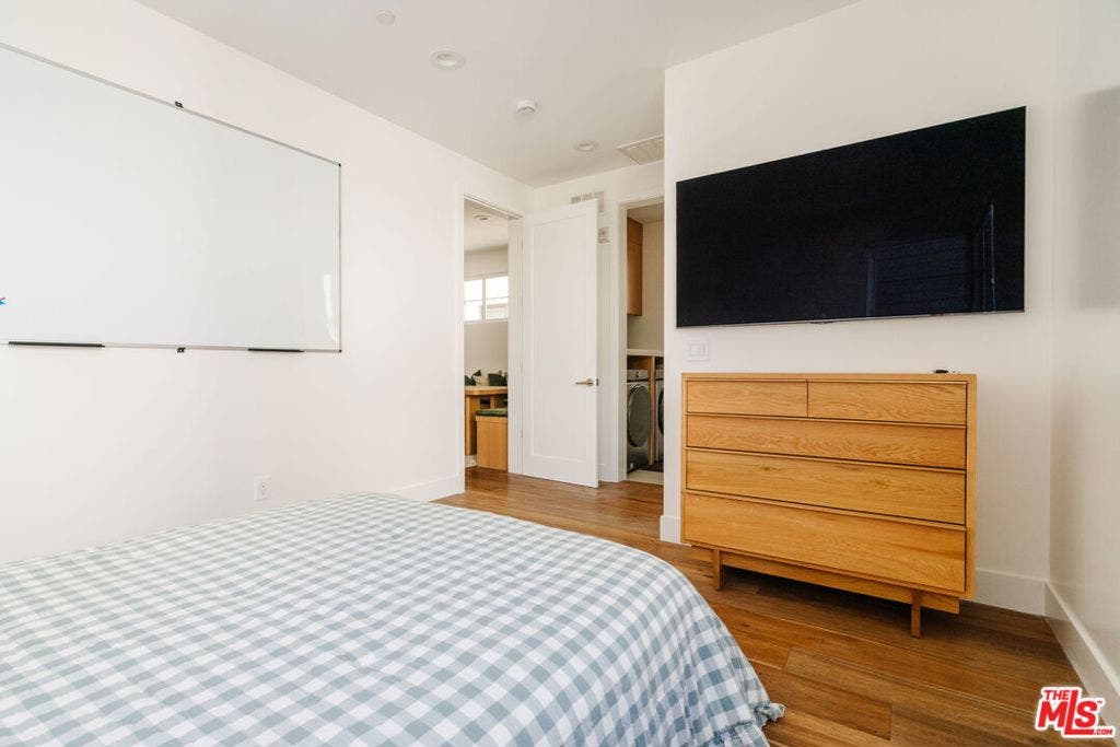 5837 N Lantern Court, Playa Vista, CA 90094 5837 N Lantern Court, Playa Vista, CA 90094