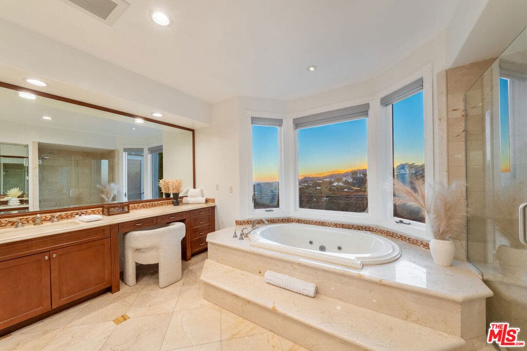 1425 N Tigertail Road, Los Angeles, CA 90049 1425 N Tigertail Road, Los Angeles, CA 90049