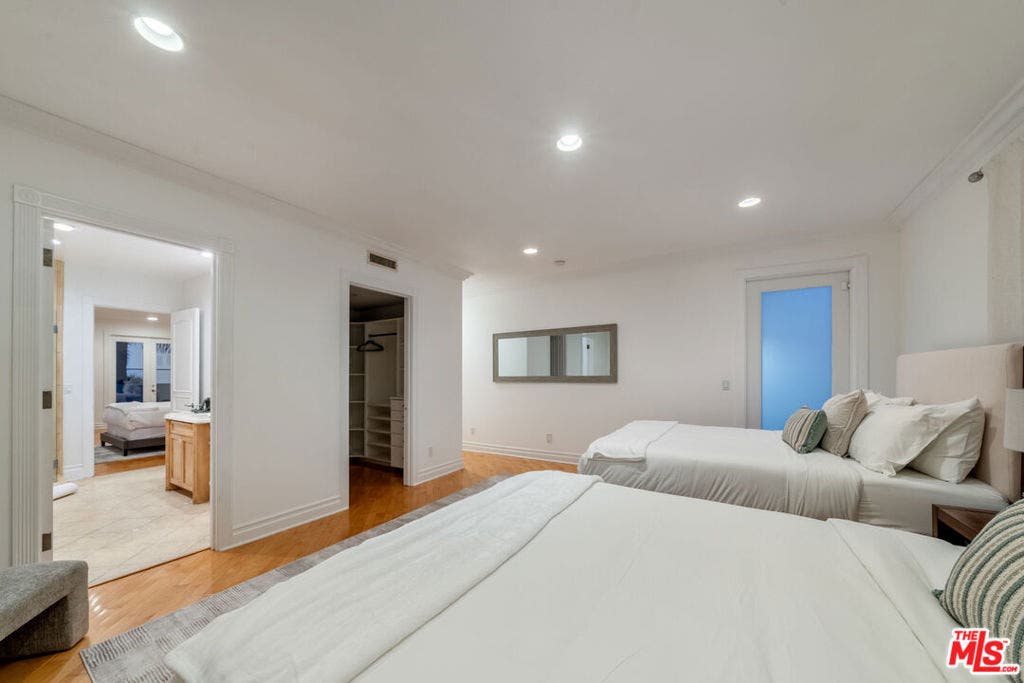 1425 N Tigertail Road, Los Angeles, CA 90049 1425 N Tigertail Road, Los Angeles, CA 90049