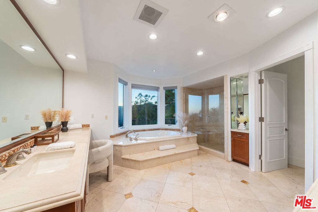 1425 N Tigertail Road, Los Angeles, CA 90049 1425 N Tigertail Road, Los Angeles, CA 90049