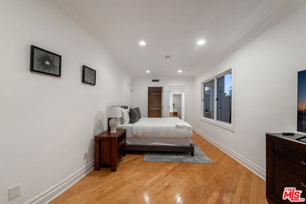 1425 N Tigertail Road, Los Angeles, CA 90049 1425 N Tigertail Road, Los Angeles, CA 90049