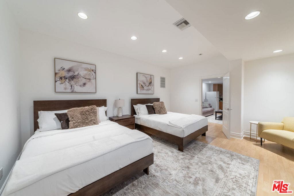 1425 N Tigertail Road, Los Angeles, CA 90049 1425 N Tigertail Road, Los Angeles, CA 90049