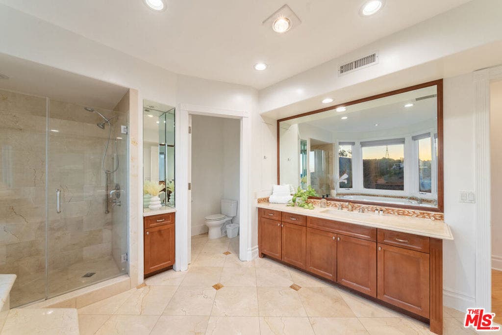 1425 N Tigertail Road, Los Angeles, CA 90049 1425 N Tigertail Road, Los Angeles, CA 90049
