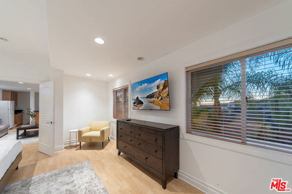 1425 N Tigertail Road, Los Angeles, CA 90049 1425 N Tigertail Road, Los Angeles, CA 90049