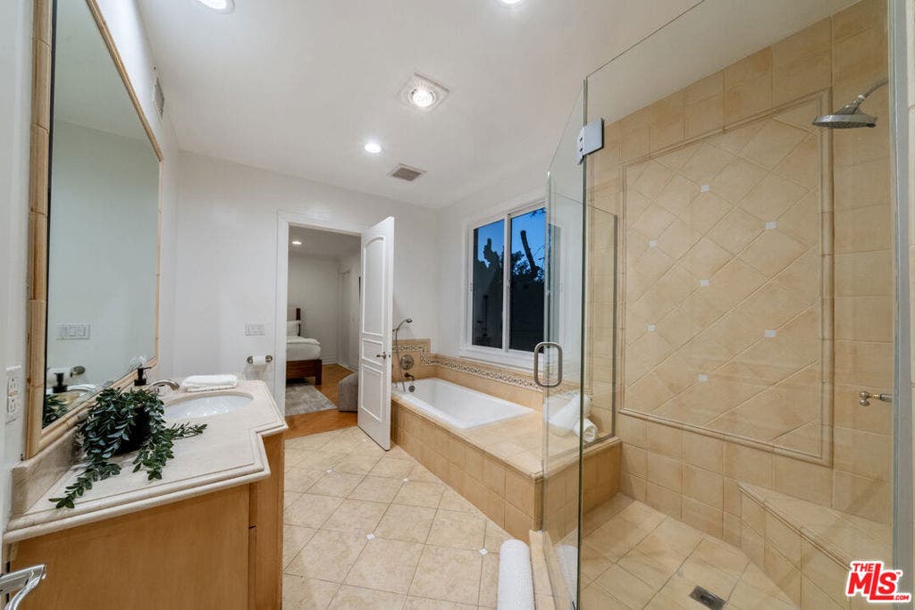 1425 N Tigertail Road, Los Angeles, CA 90049 1425 N Tigertail Road, Los Angeles, CA 90049